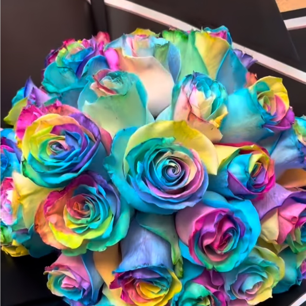 Rainbow roses - Picture 3 of 3